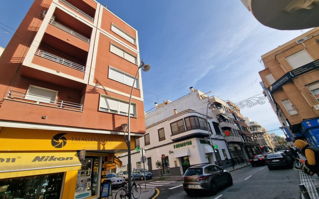 Просторные апартаменты в Торревьехе с террасой 110 кв.м