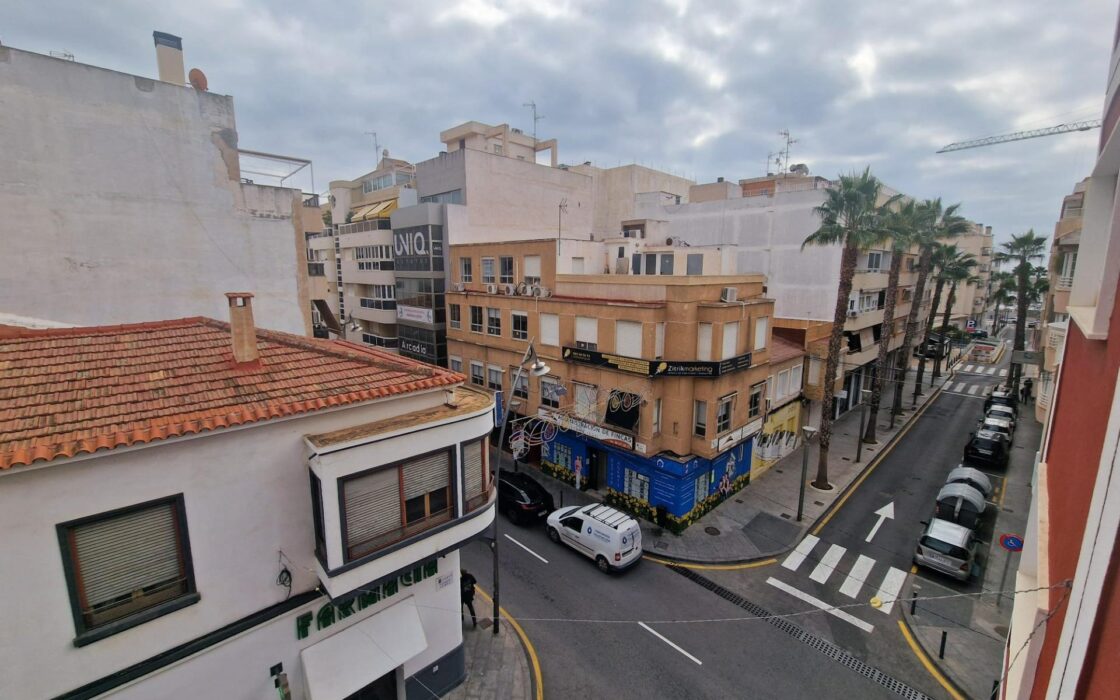 Просторные апартаменты в Торревьехе с террасой 110 кв.м