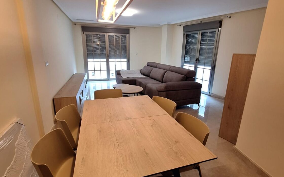 Апартаменты в Торревьехе 130 кв.м с террасой у моря