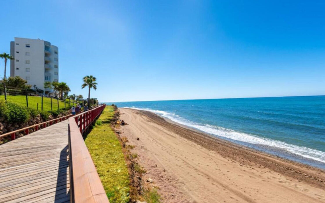 Квартира с террасой у моря в Калахонде, 90 кв.м, 3 комнаты