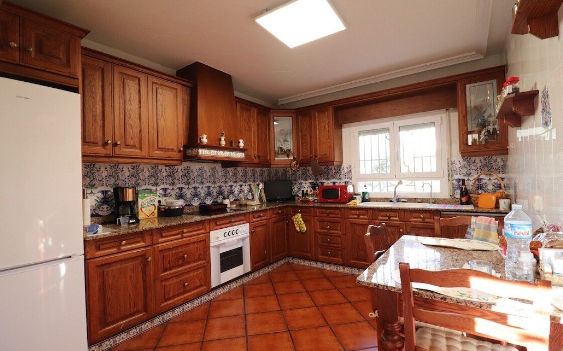 Дом в Торревьехе 380 кв.м с бассейном в 5 км от моря