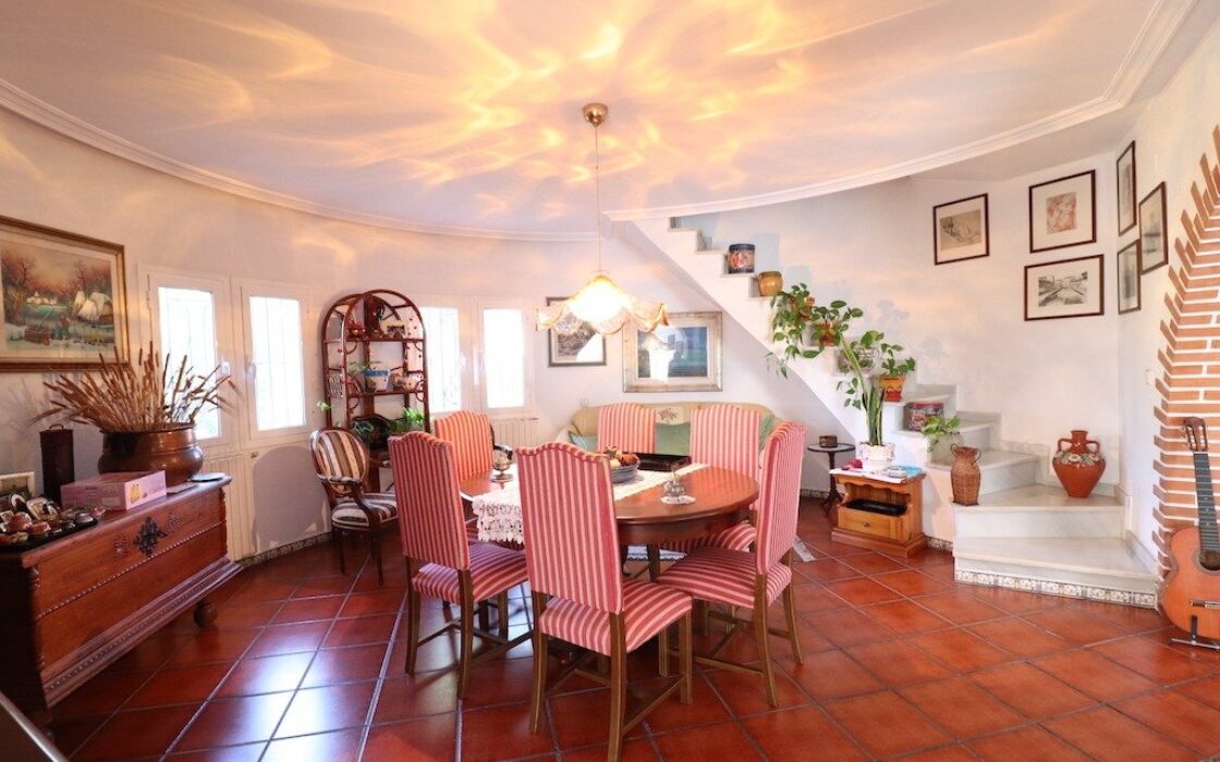 Дом в Торревьехе 380 кв.м с бассейном в 5 км от моря