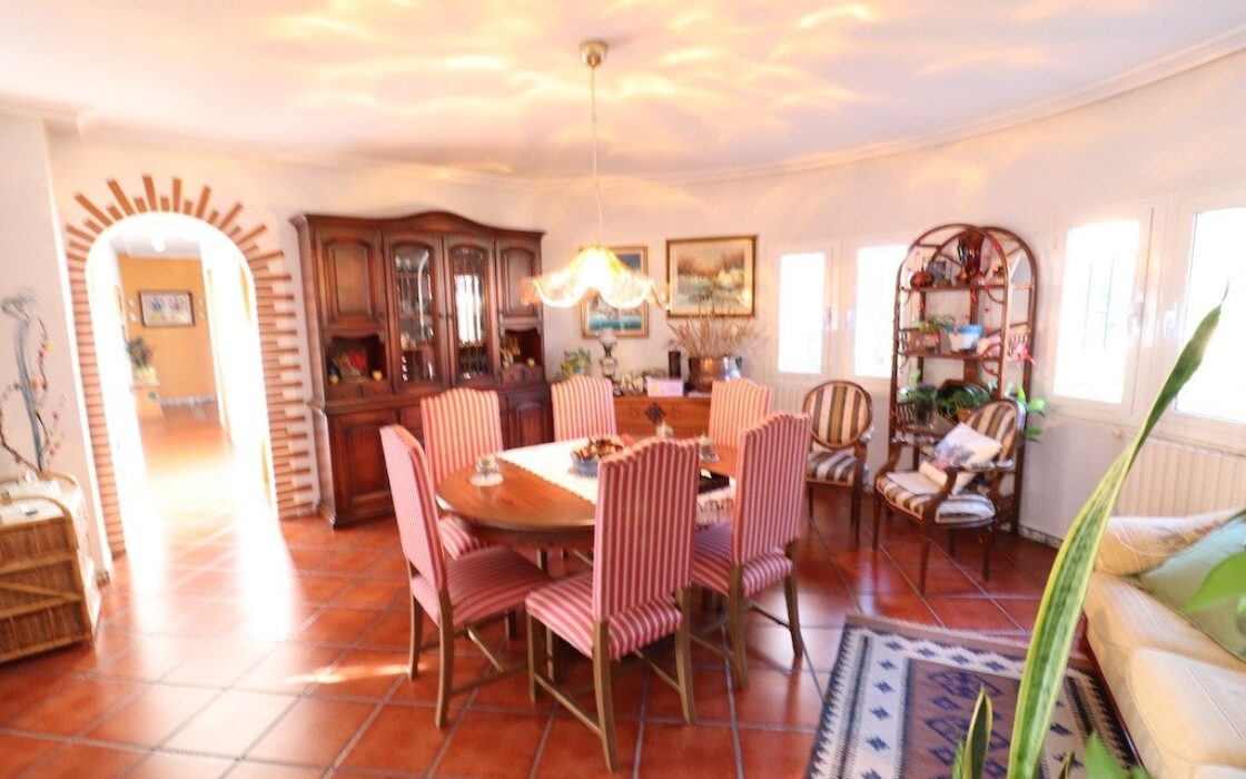 Дом в Торревьехе 380 кв.м с бассейном в 5 км от моря