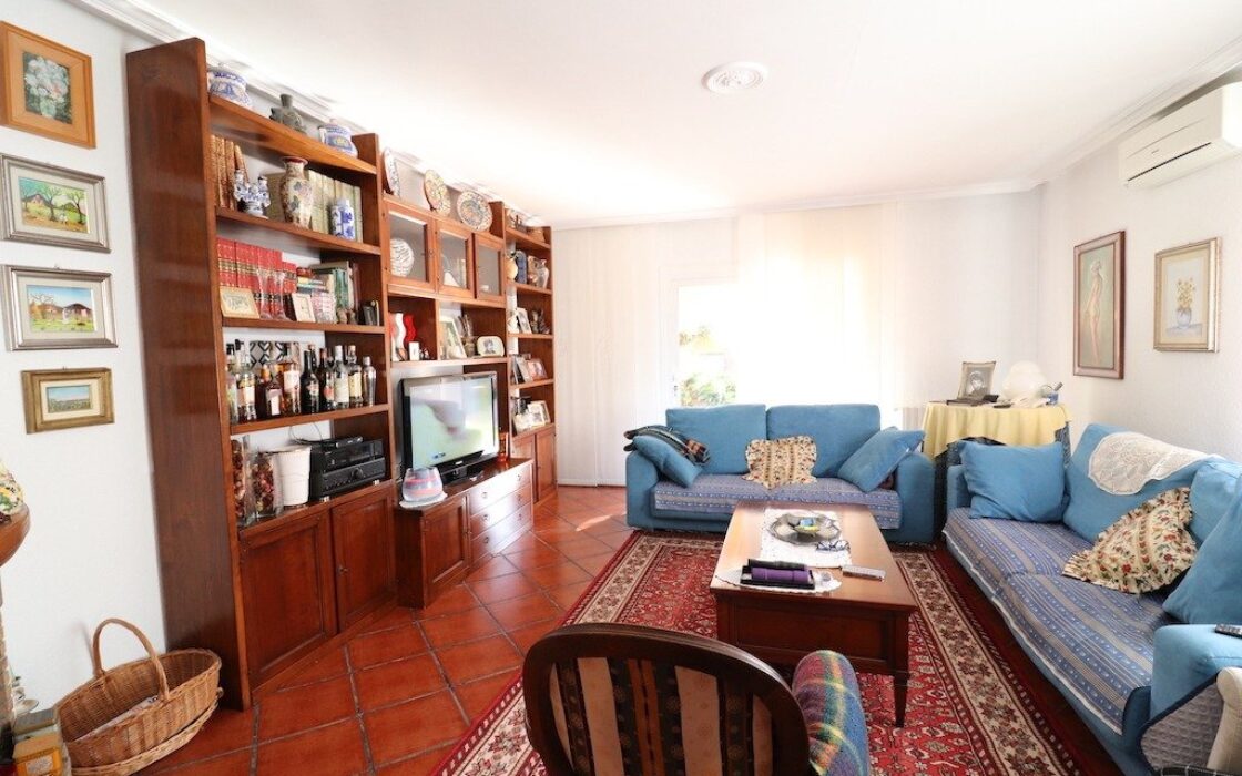 Дом в Торревьехе 380 кв.м с бассейном в 5 км от моря