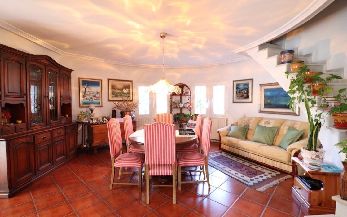 Дом в Торревьехе 380 кв.м с бассейном в 5 км от моря