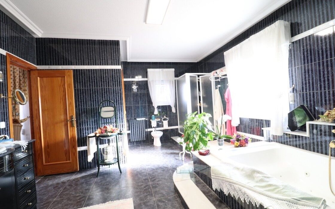 Дом в Торревьехе 380 кв.м с бассейном в 5 км от моря