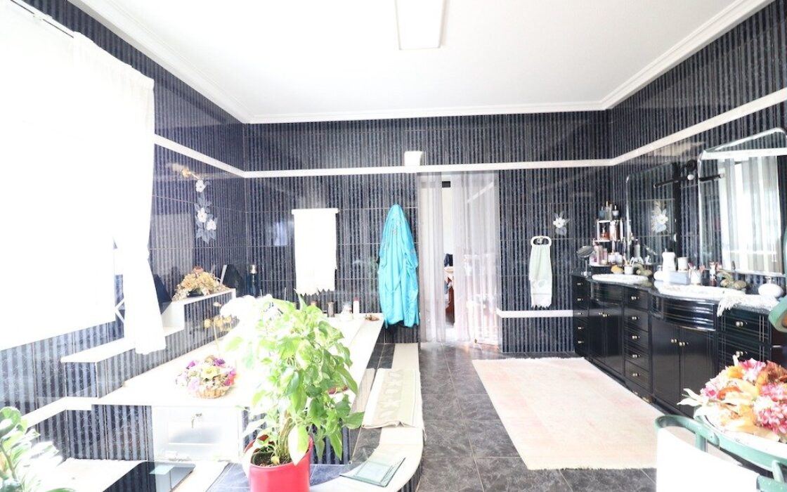 Дом в Торревьехе 380 кв.м с бассейном в 5 км от моря