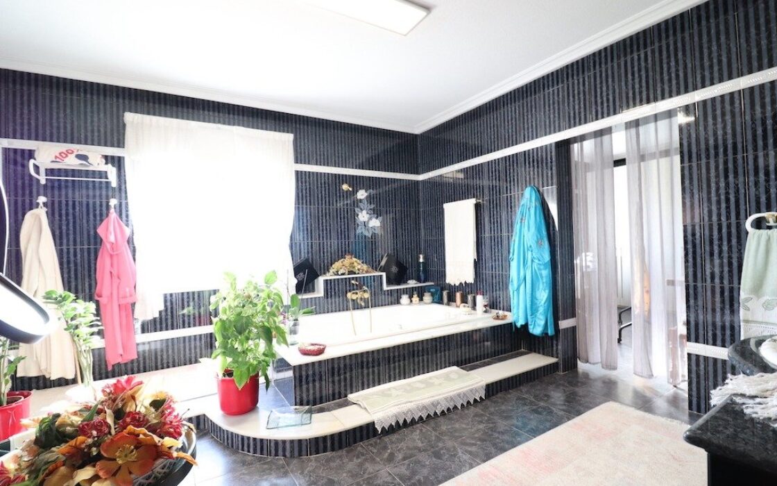 Дом в Торревьехе 380 кв.м с бассейном в 5 км от моря