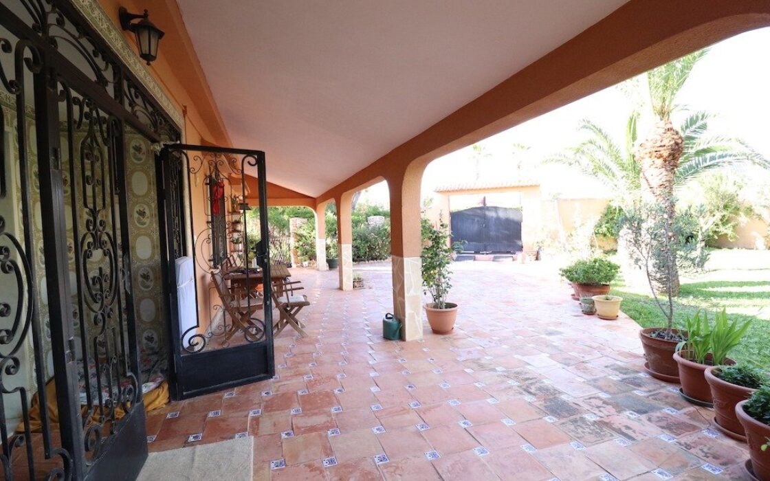 Дом в Торревьехе 380 кв.м с бассейном в 5 км от моря