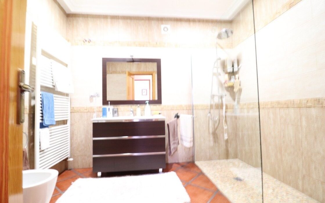 Дом в Торревьехе 380 кв.м с бассейном в 5 км от моря