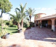 Дом в Торревьехе 380 кв.м с бассейном в 5 км от моря