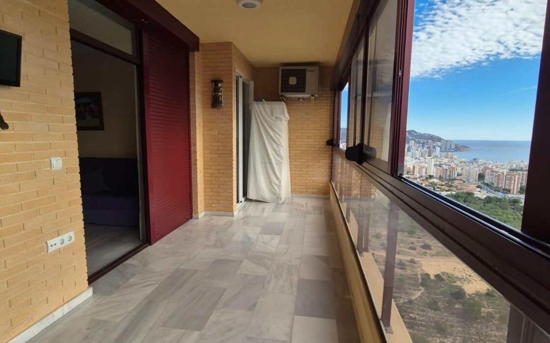 Квартира с панорамным видом в Бенидорме 68 кв.м с террасой