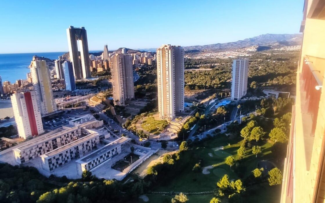 Квартира с панорамным видом в Бенидорме 68 кв.м с террасой
