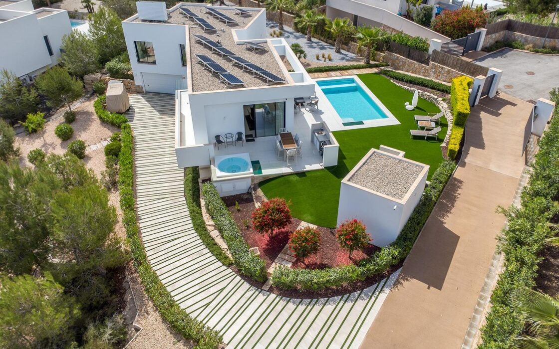 Вилла в San Miguel de Salinas з терасою та басейном 273 кв.м.