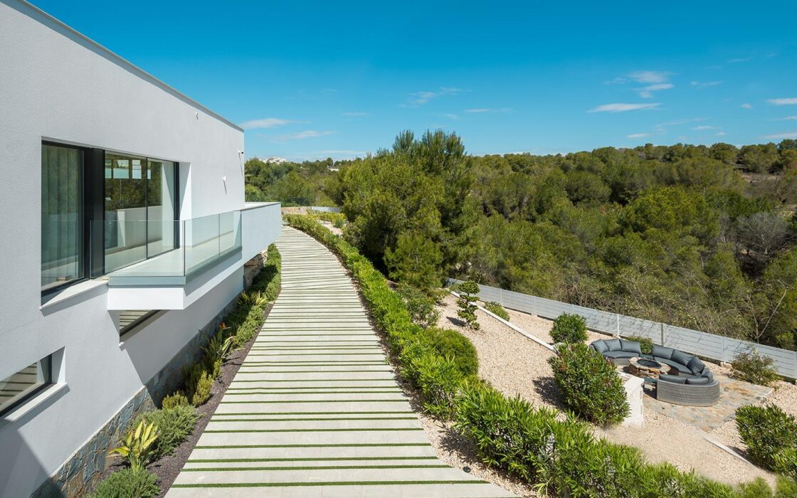 Вилла в San Miguel de Salinas з терасою та басейном 273 кв.м.