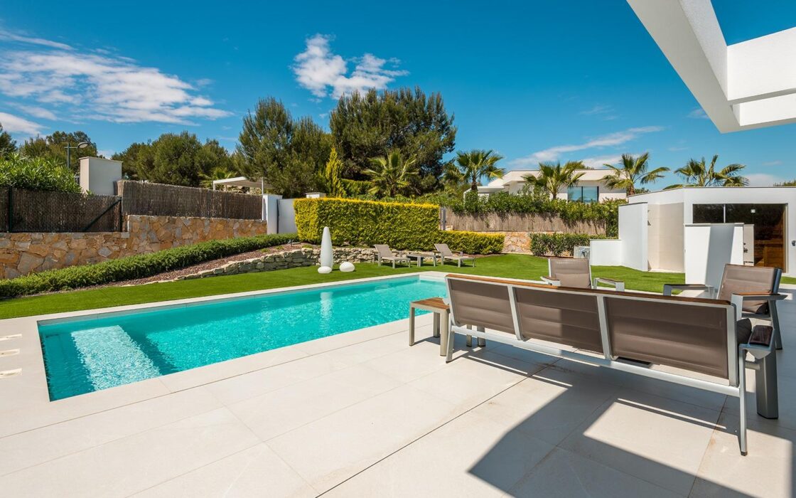 Вилла в San Miguel de Salinas з терасою та басейном 273 кв.м.