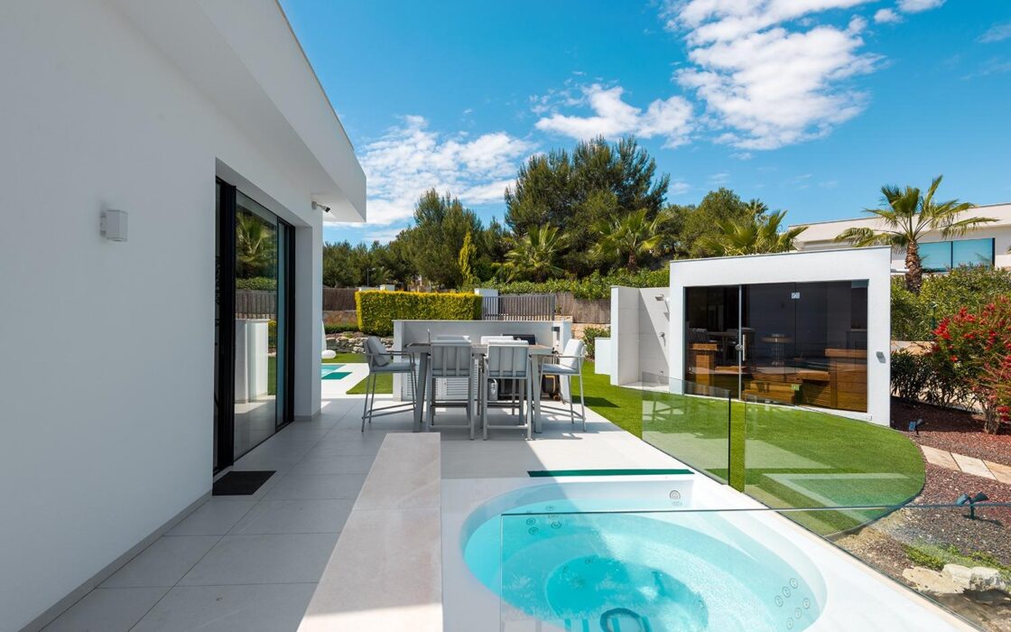 Вилла в San Miguel de Salinas з терасою та басейном 273 кв.м.