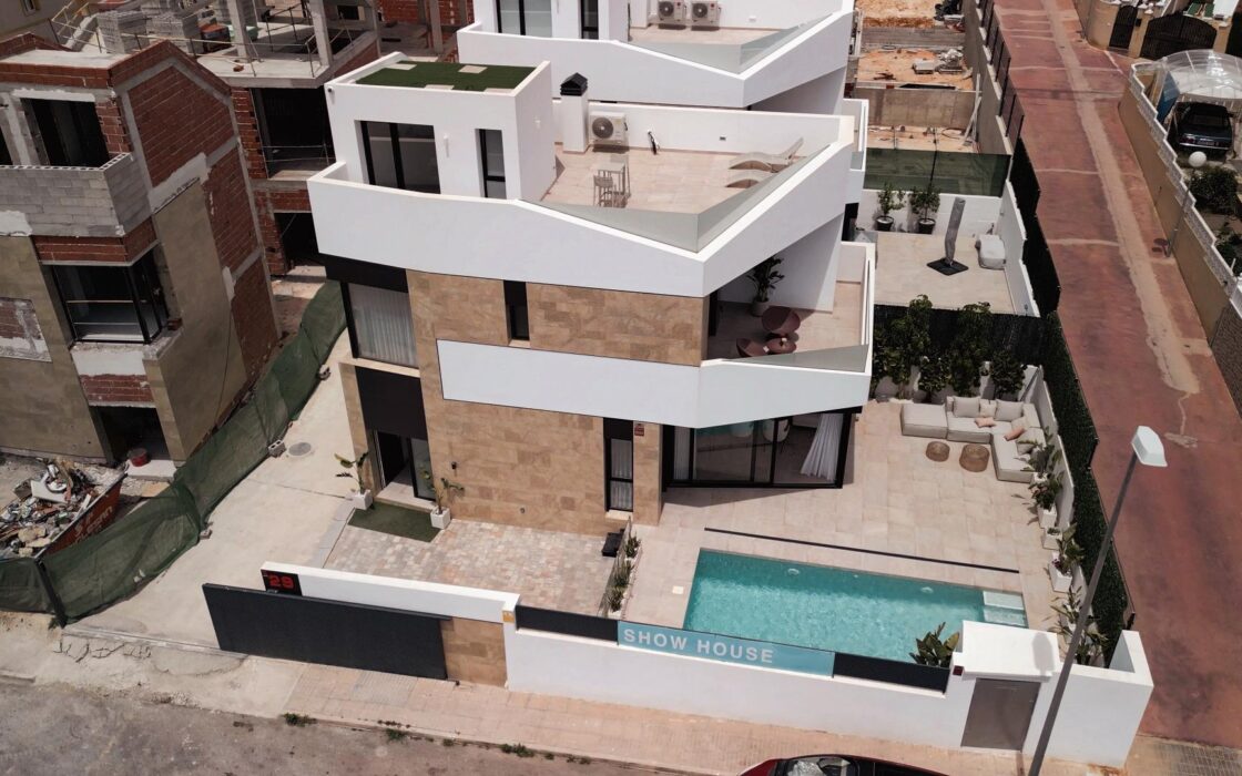 Вилла с 3 спальнями и бассейном в Ориуэла Коста 320 кв.м