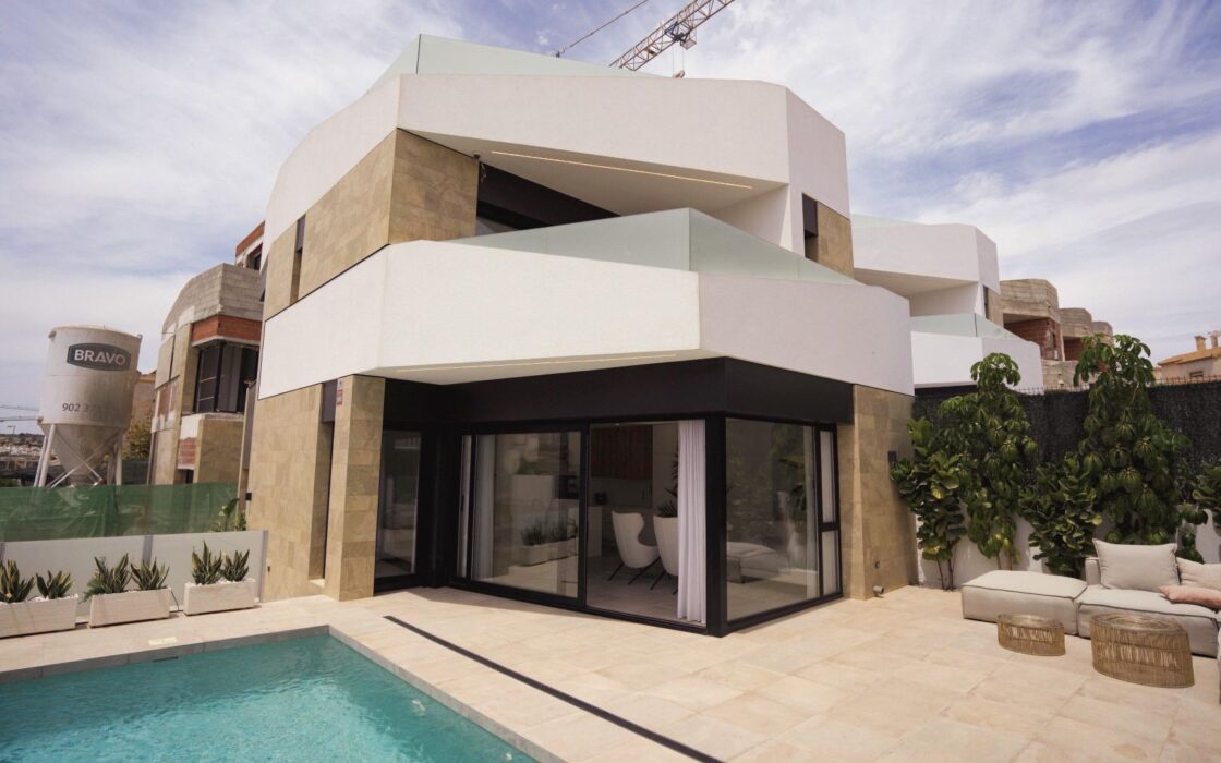 Вилла с 3 спальнями и бассейном в Ориуэла Коста 320 кв.м