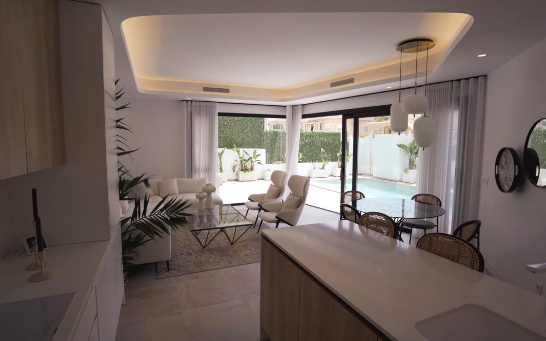 Вилла с 3 спальнями и бассейном в Ориуэла Коста 320 кв.м