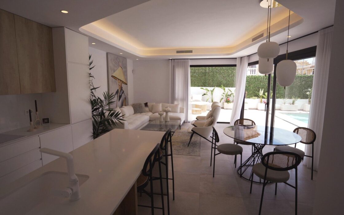 Вилла с 3 спальнями и бассейном в Ориуэла Коста 320 кв.м