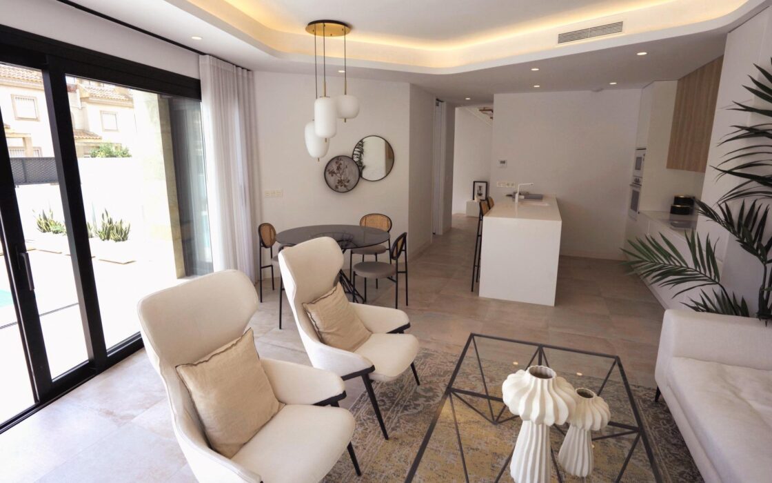 Вилла с 3 спальнями и бассейном в Ориуэла Коста 320 кв.м