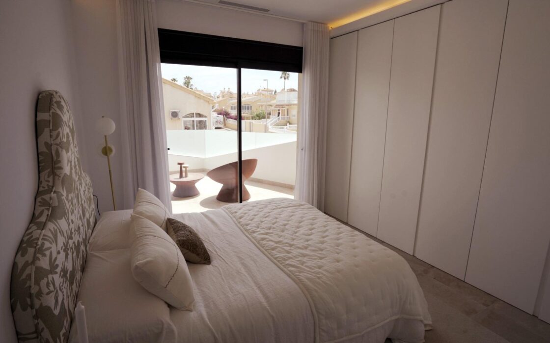 Вилла с 3 спальнями и бассейном в Ориуэла Коста 320 кв.м