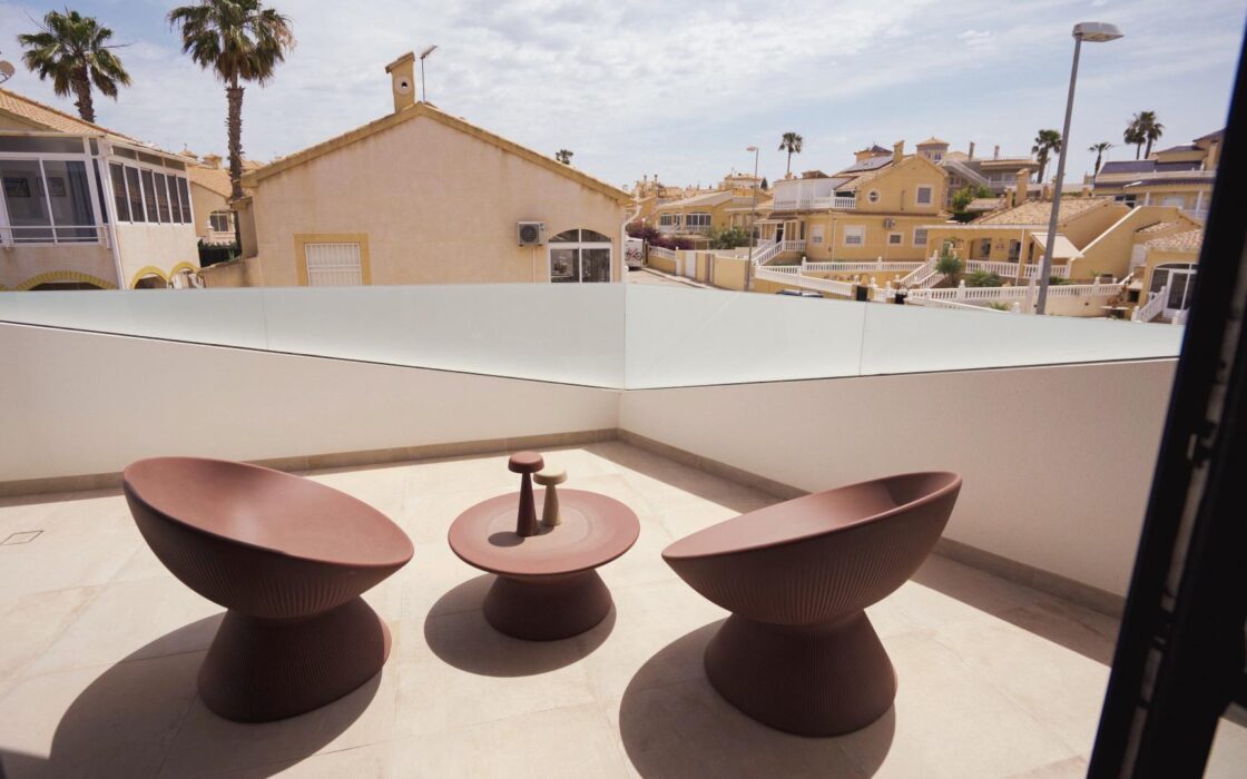 Вилла с 3 спальнями и бассейном в Ориуэла Коста 320 кв.м