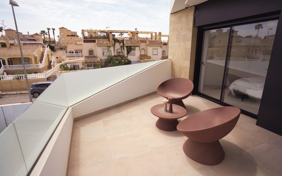 Вилла с 3 спальнями и бассейном в Ориуэла Коста 320 кв.м