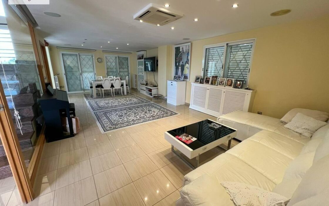 Вилла в Манисес с террасой и бассейном 460 кв.м