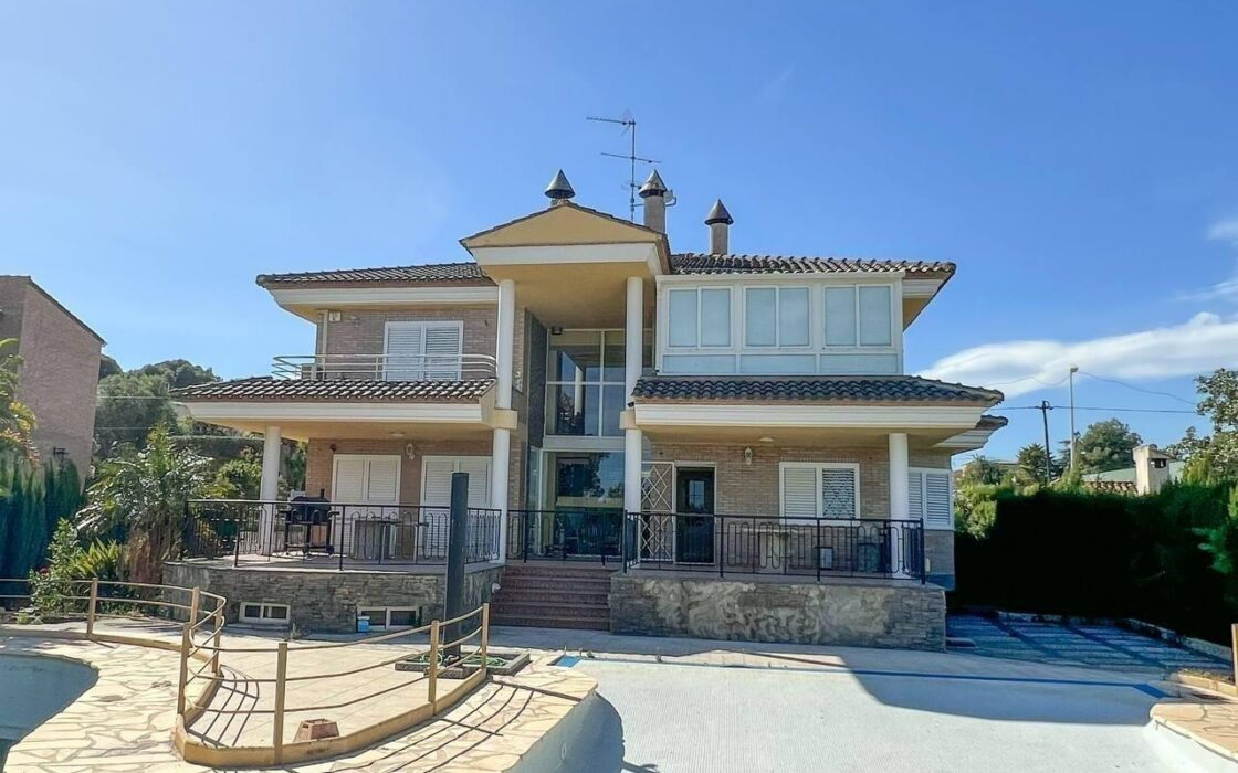 Вилла в Манисес с террасой и бассейном 460 кв.м