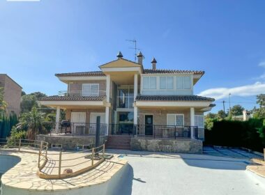 Вилла в Манисес с террасой и бассейном 460 кв.м