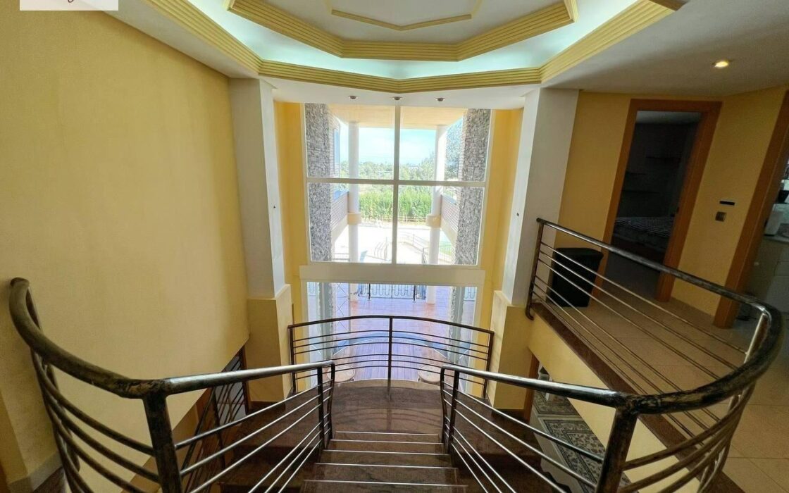 Вилла в Манисес с террасой и бассейном 460 кв.м