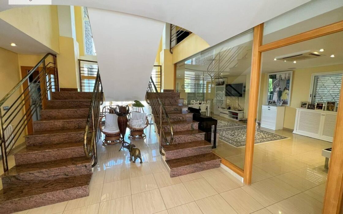 Вилла в Манисес с террасой и бассейном 460 кв.м