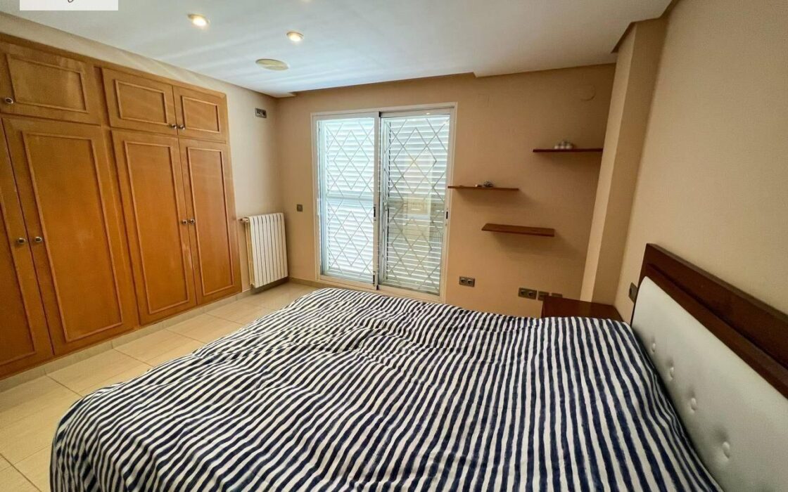 Вилла в Манисес с террасой и бассейном 460 кв.м