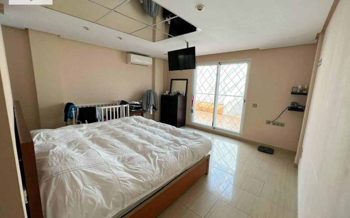 Вилла в Манисес с террасой и бассейном 460 кв.м