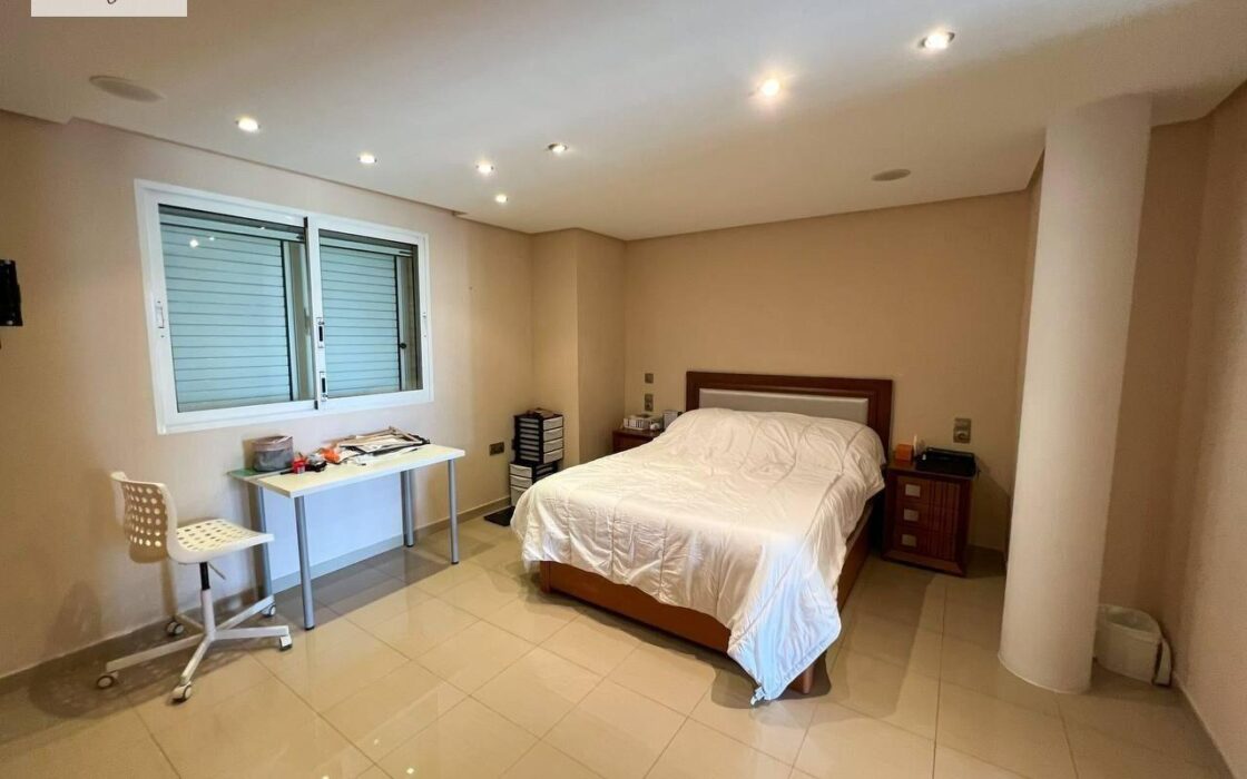 Вилла в Манисес с террасой и бассейном 460 кв.м