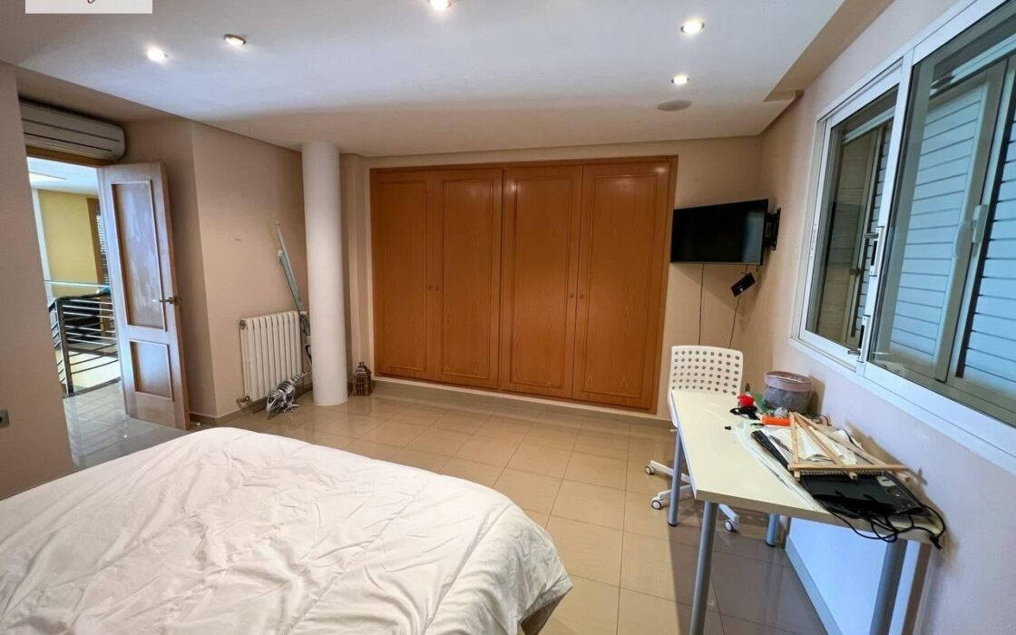 Вилла в Манисес с террасой и бассейном 460 кв.м