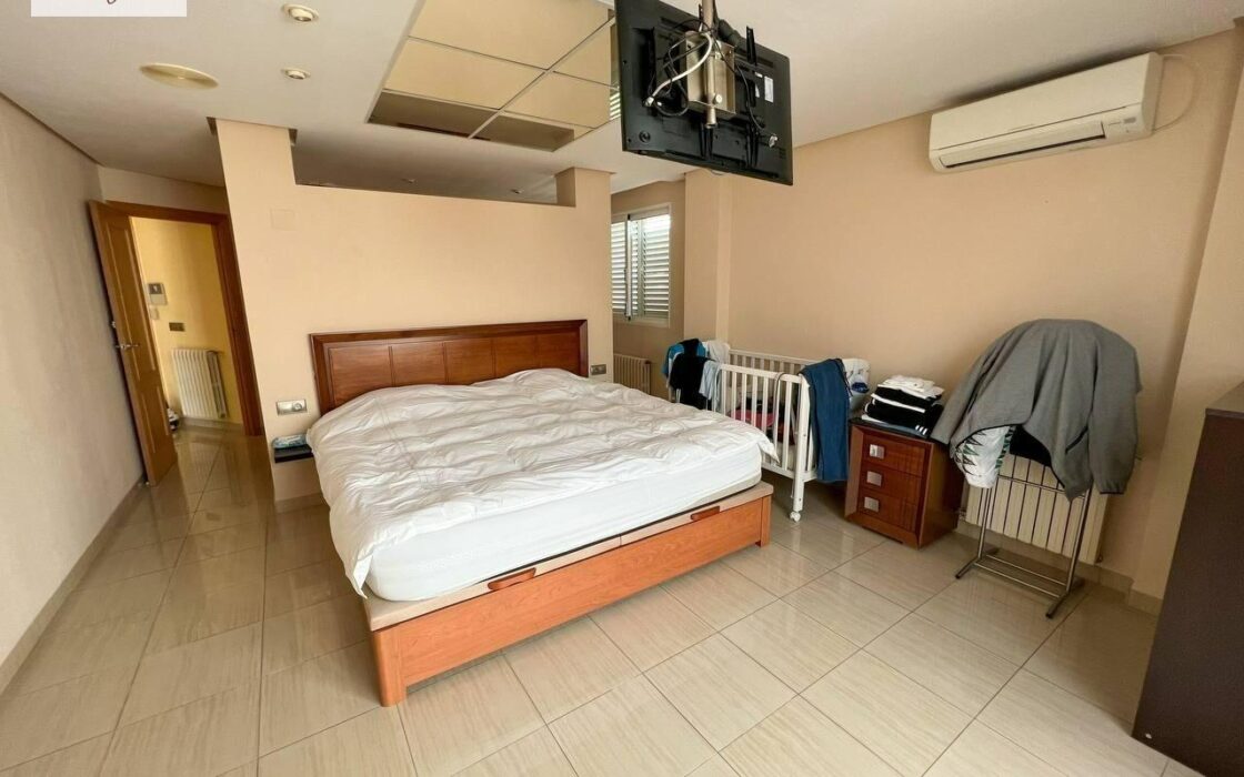 Вилла в Манисес с террасой и бассейном 460 кв.м