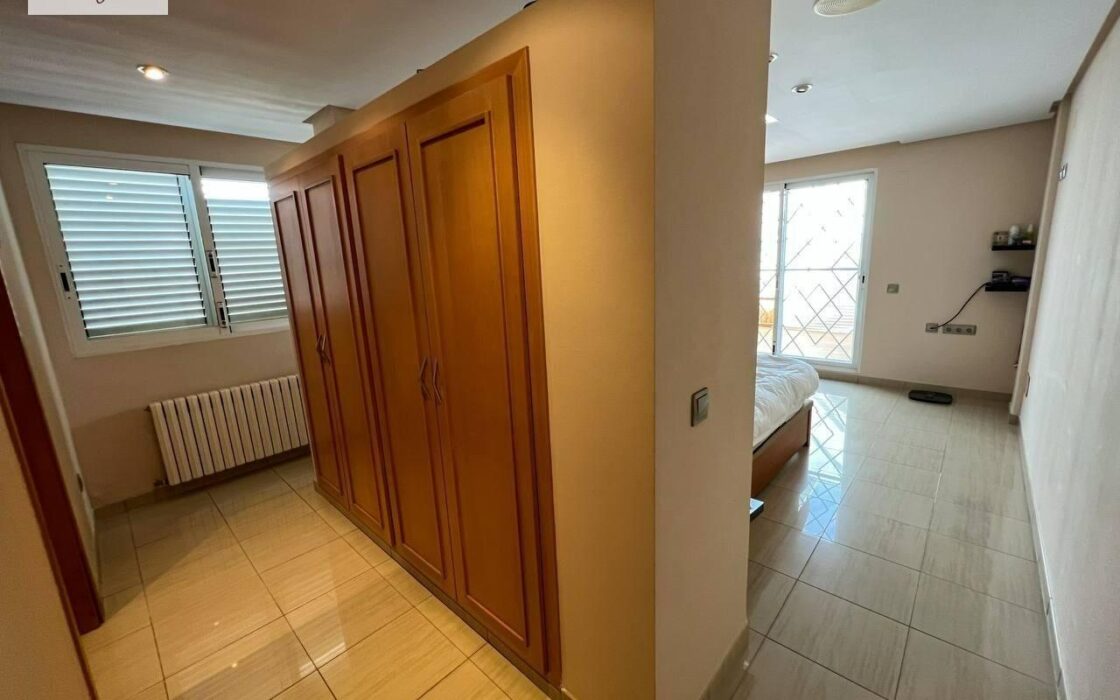 Вилла в Манисес с террасой и бассейном 460 кв.м