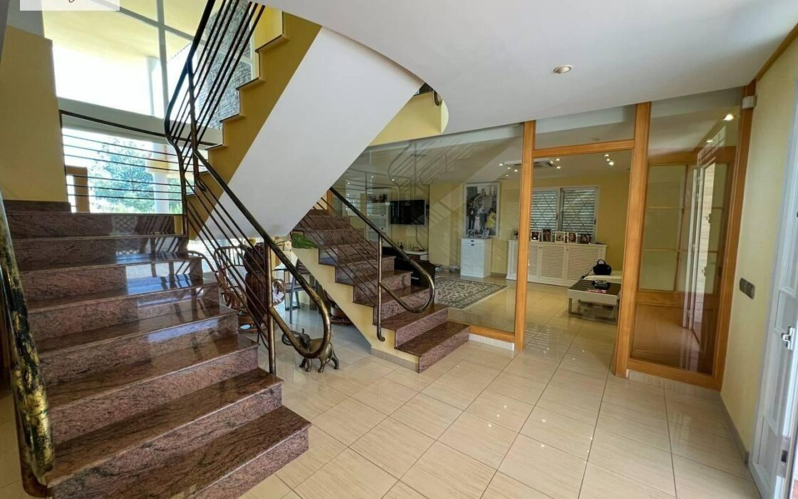 Вилла в Манисес с террасой и бассейном 460 кв.м