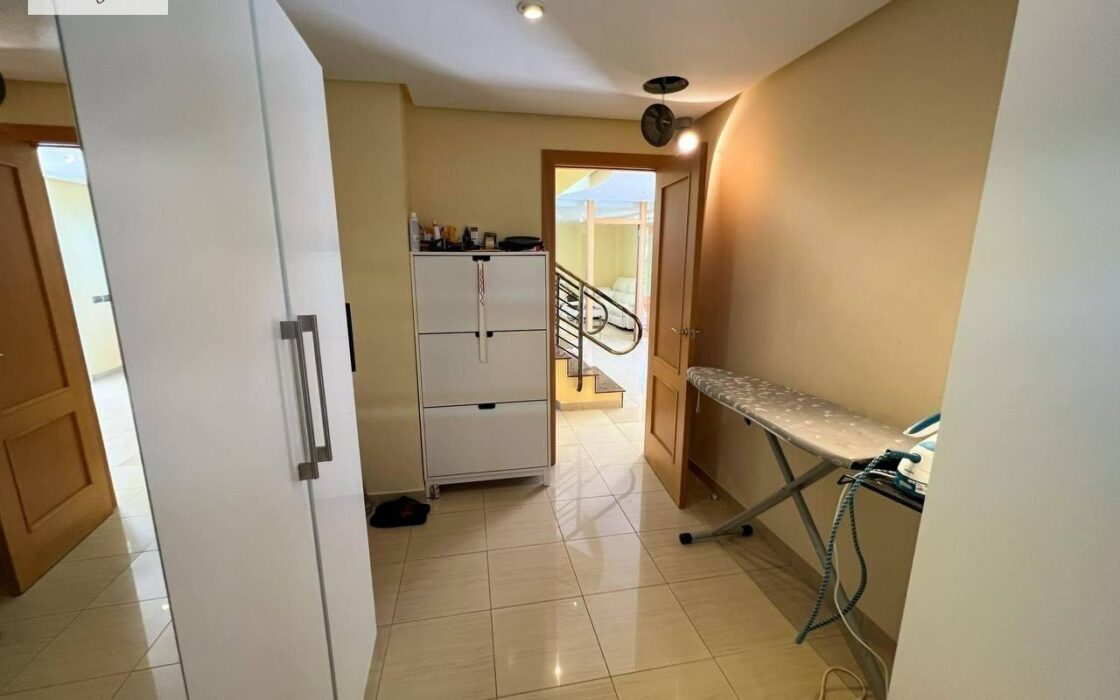 Вилла в Манисес с террасой и бассейном 460 кв.м