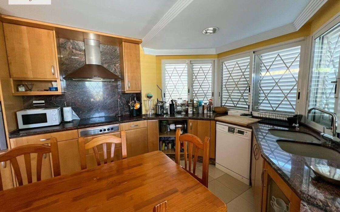 Вилла в Манисес с террасой и бассейном 460 кв.м