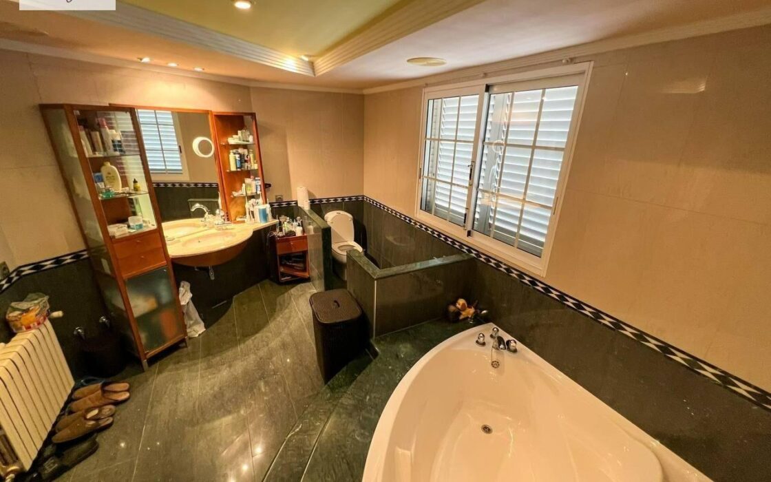 Вилла в Манисес с террасой и бассейном 460 кв.м