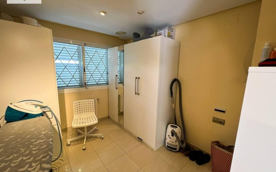 Вилла в Манисес с террасой и бассейном 460 кв.м