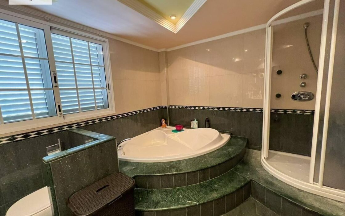 Вилла в Манисес с террасой и бассейном 460 кв.м