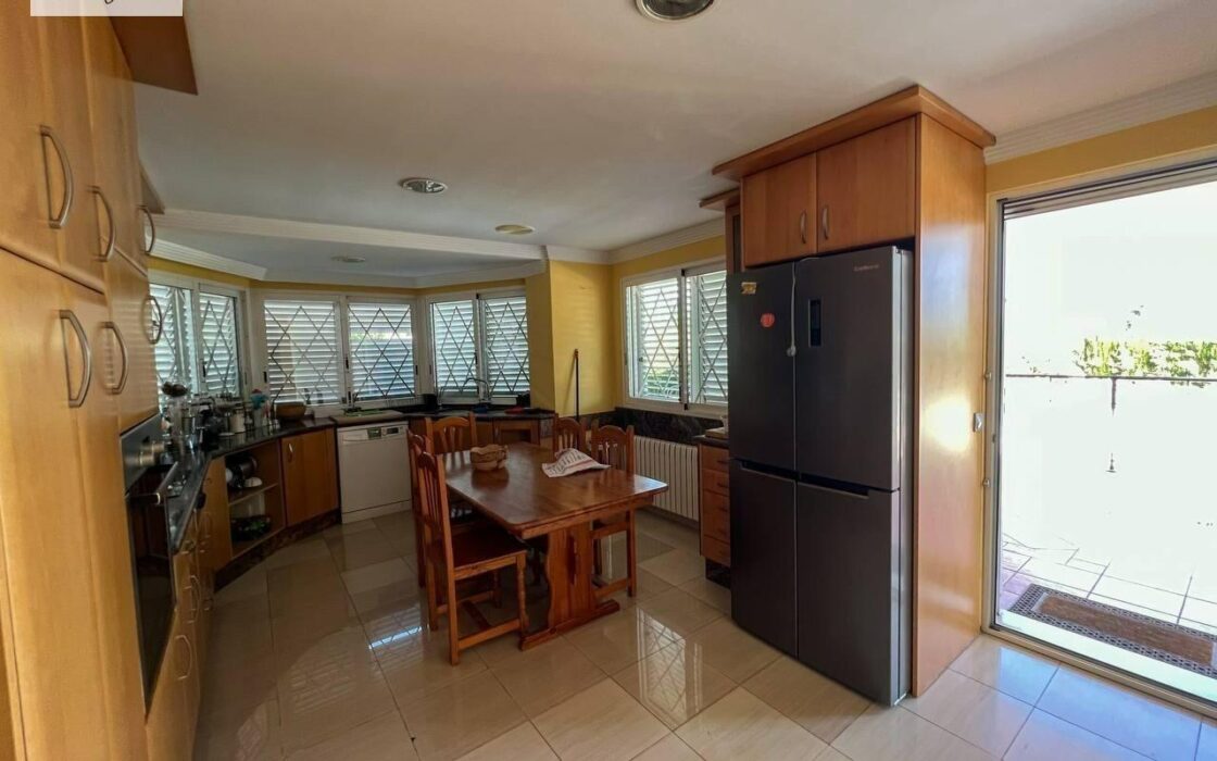 Вилла в Манисес с террасой и бассейном 460 кв.м