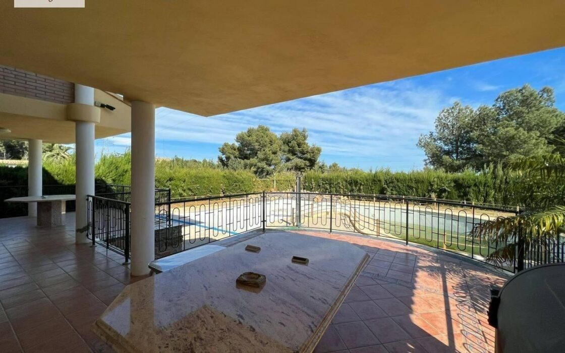 Вилла в Манисес с террасой и бассейном 460 кв.м