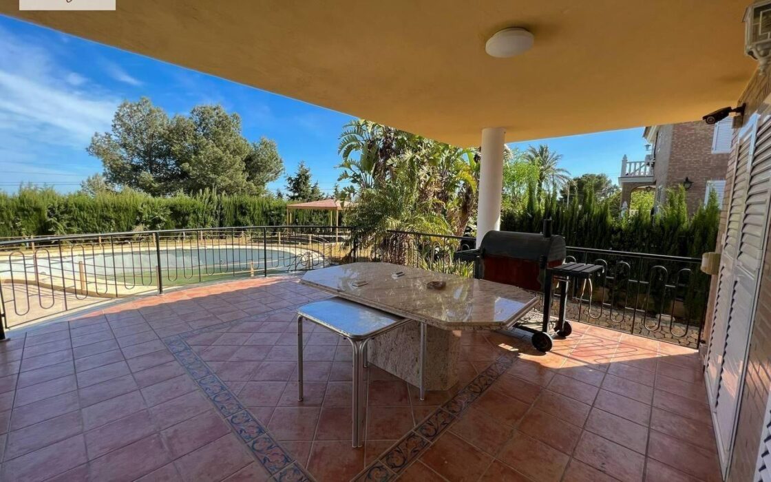 Вилла в Манисес с террасой и бассейном 460 кв.м