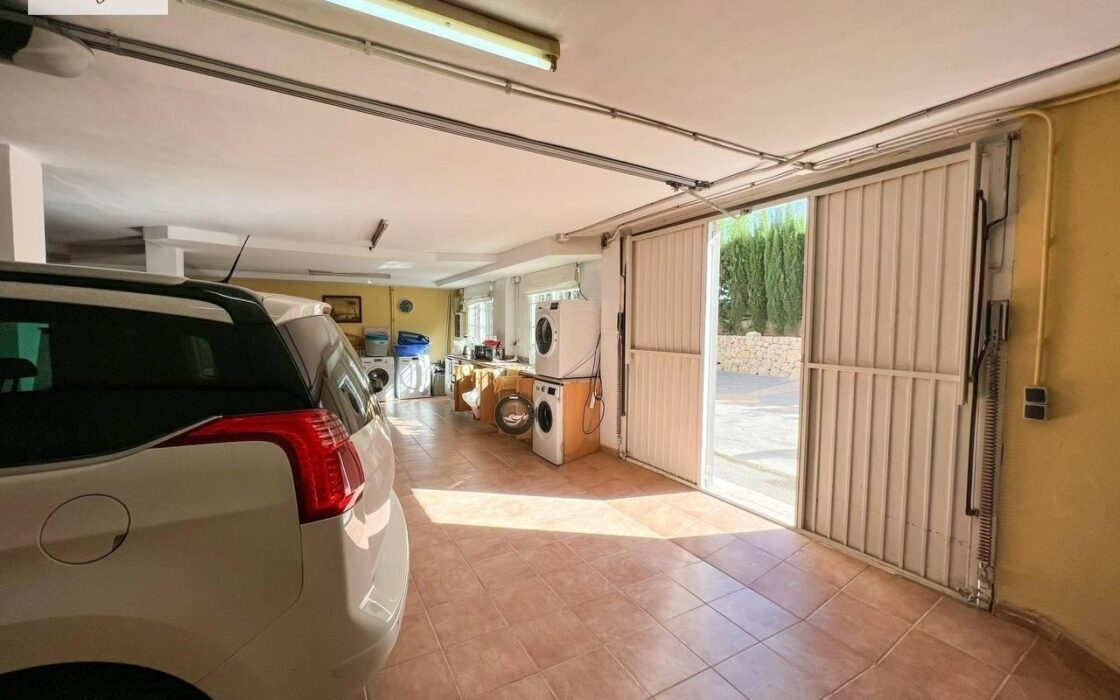 Вилла в Манисес с террасой и бассейном 460 кв.м